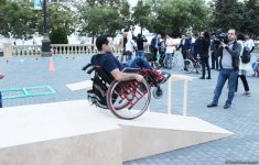 Почувствуй себя в инвалидной коляске – в Баку прошла необычная акция (ФОТО)