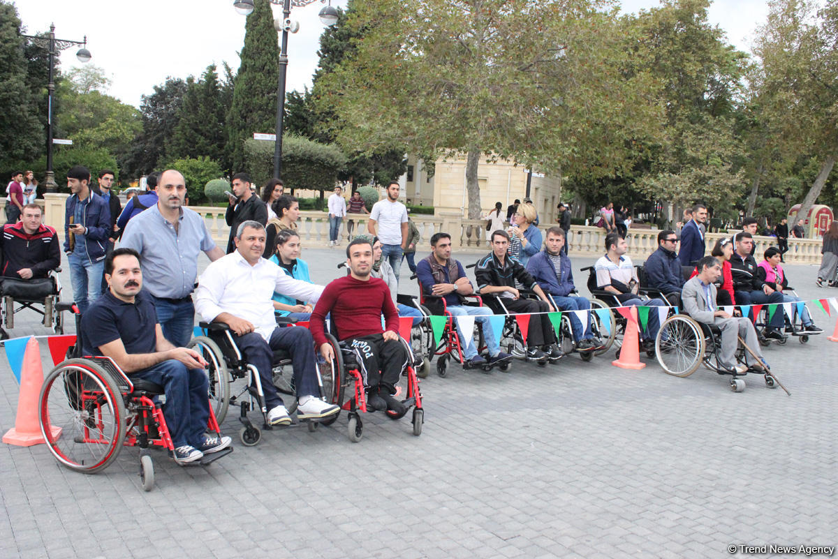 Почувствуй себя в инвалидной коляске – в Баку прошла необычная акция (ФОТО)