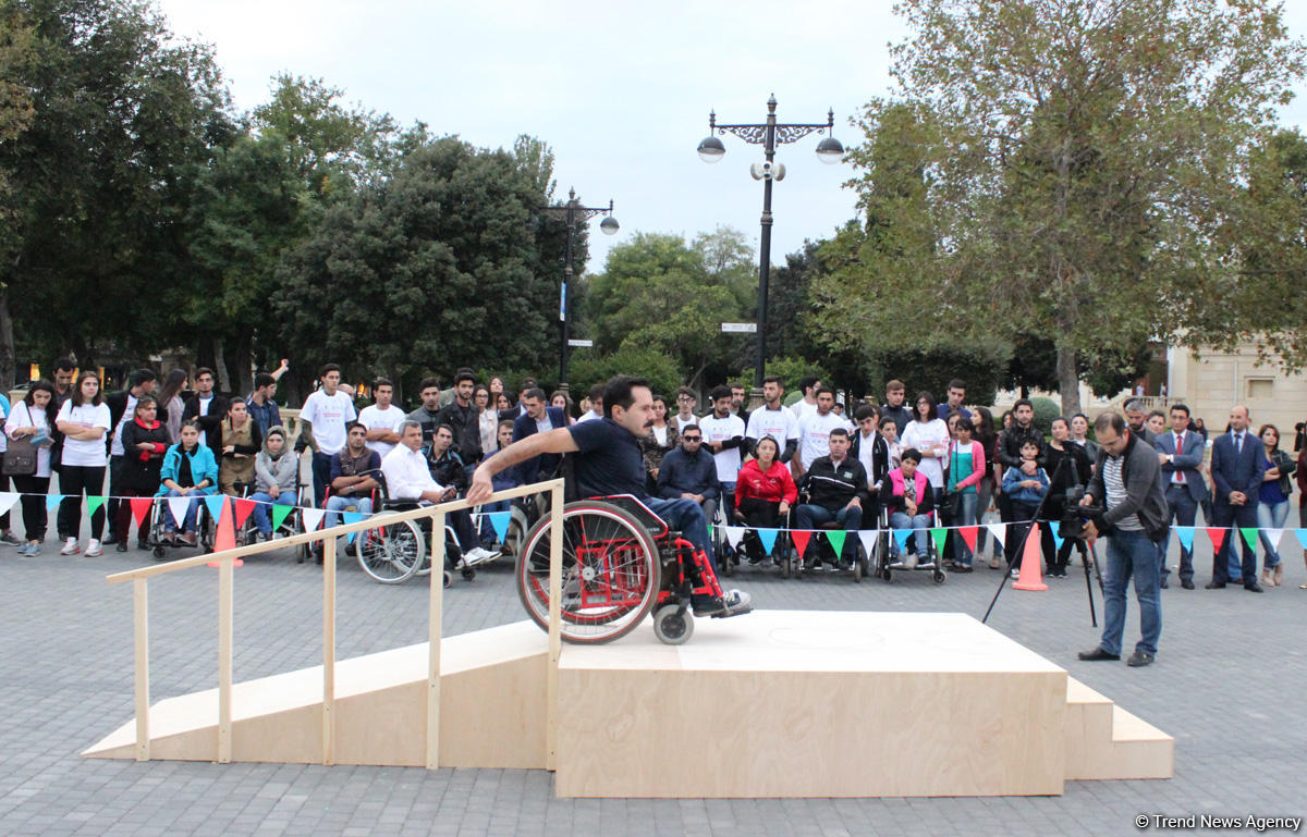 Почувствуй себя в инвалидной коляске – в Баку прошла необычная акция (ФОТО)