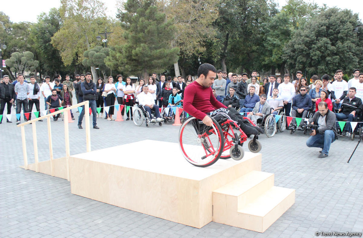 Почувствуй себя в инвалидной коляске – в Баку прошла необычная акция (ФОТО)