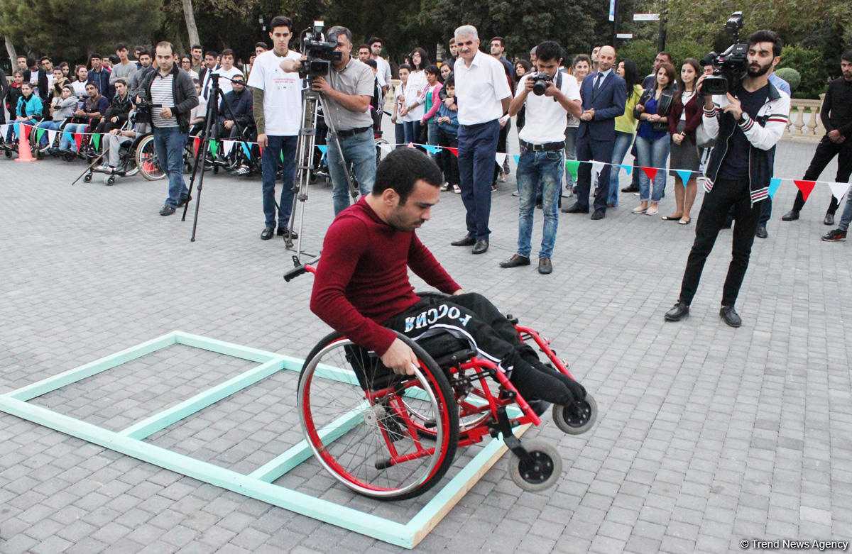 Почувствуй себя в инвалидной коляске – в Баку прошла необычная акция (ФОТО)