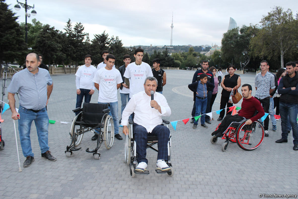 Почувствуй себя в инвалидной коляске – в Баку прошла необычная акция (ФОТО)