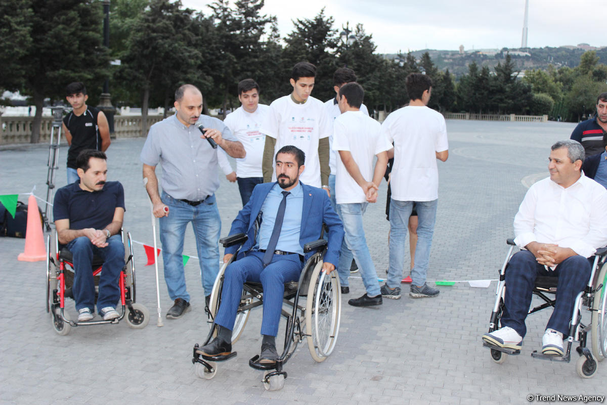 Почувствуй себя в инвалидной коляске – в Баку прошла необычная акция (ФОТО)