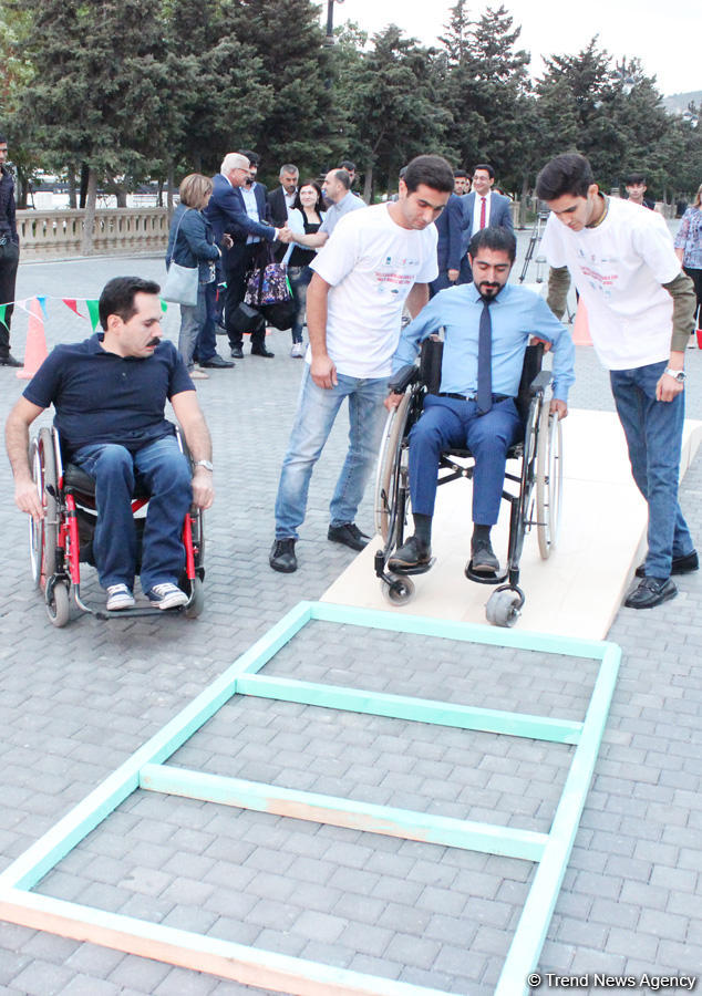 Почувствуй себя в инвалидной коляске – в Баку прошла необычная акция (ФОТО)