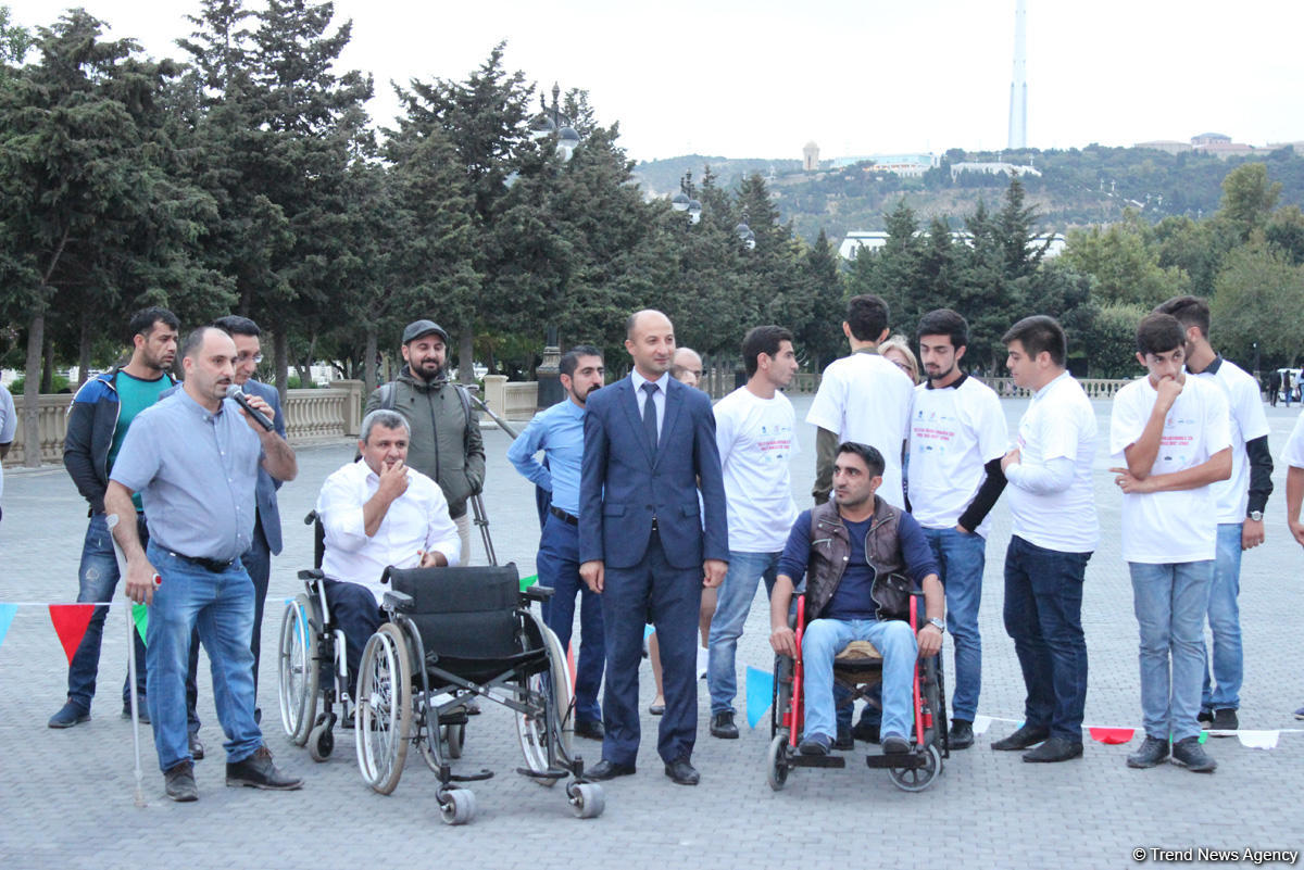 Почувствуй себя в инвалидной коляске – в Баку прошла необычная акция (ФОТО)