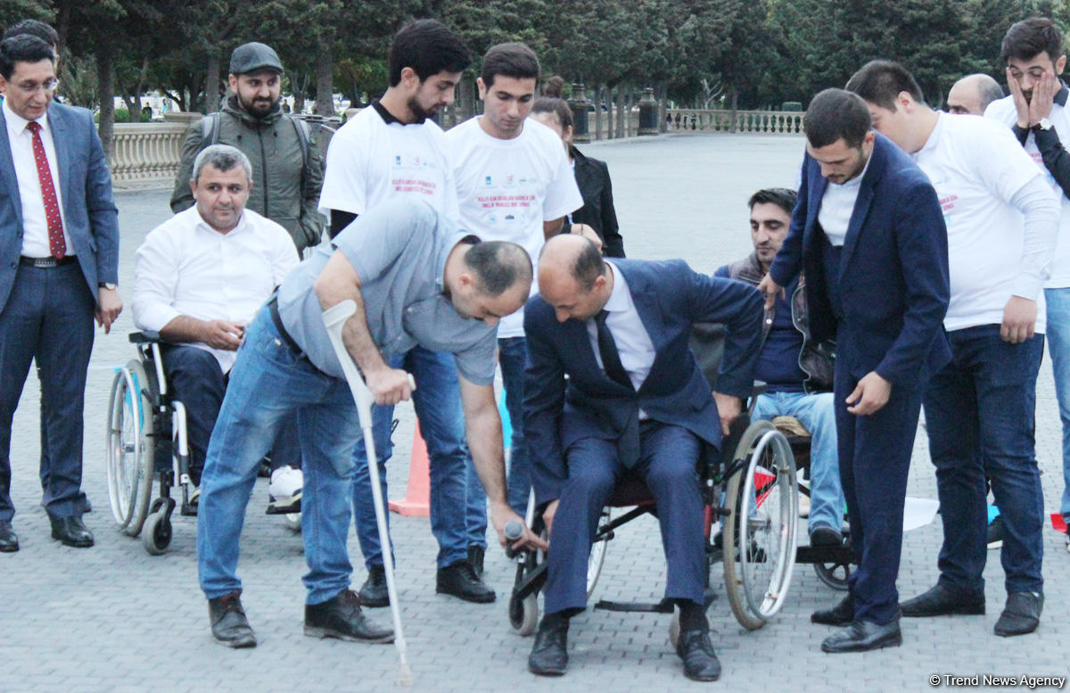 Почувствуй себя в инвалидной коляске – в Баку прошла необычная акция (ФОТО)