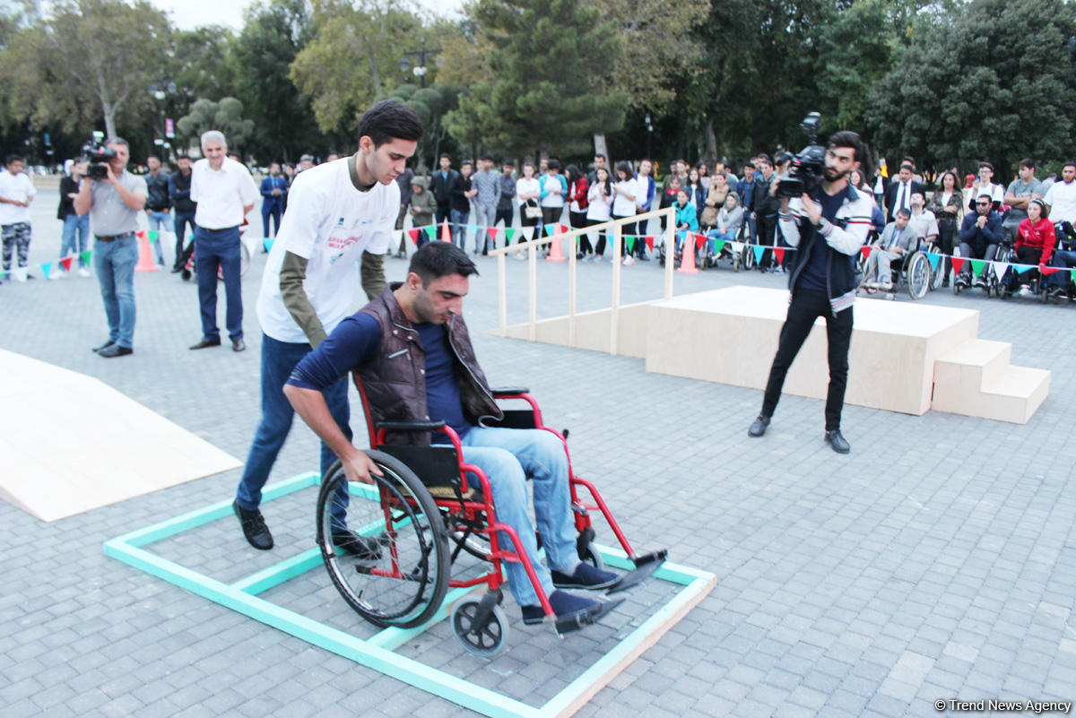 Почувствуй себя в инвалидной коляске – в Баку прошла необычная акция (ФОТО)