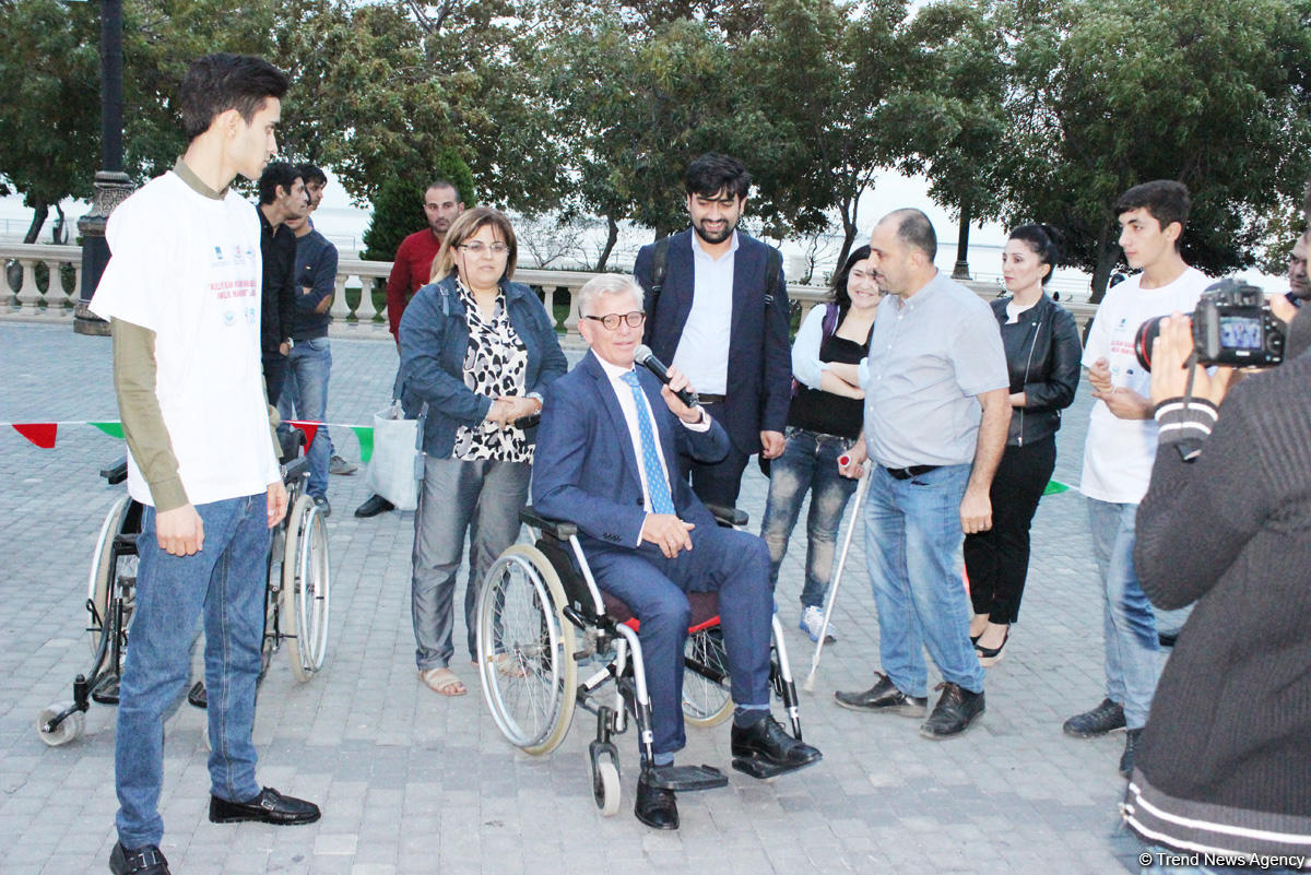 Почувствуй себя в инвалидной коляске – в Баку прошла необычная акция (ФОТО)