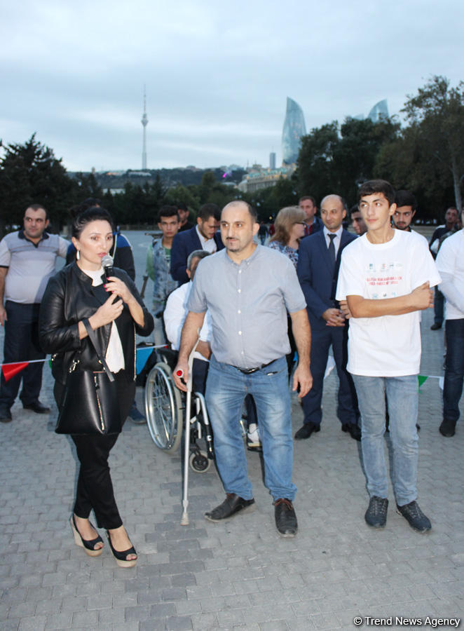 Почувствуй себя в инвалидной коляске – в Баку прошла необычная акция (ФОТО)