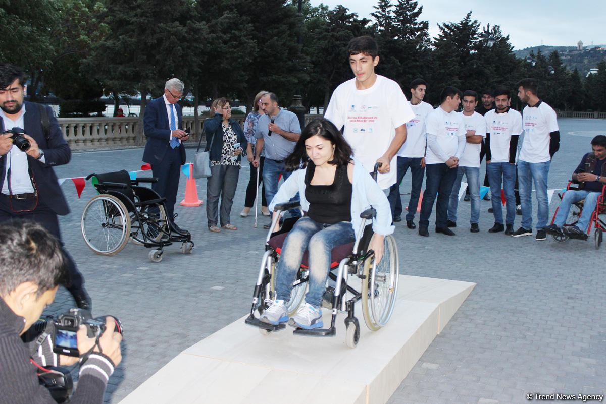 Почувствуй себя в инвалидной коляске – в Баку прошла необычная акция (ФОТО)