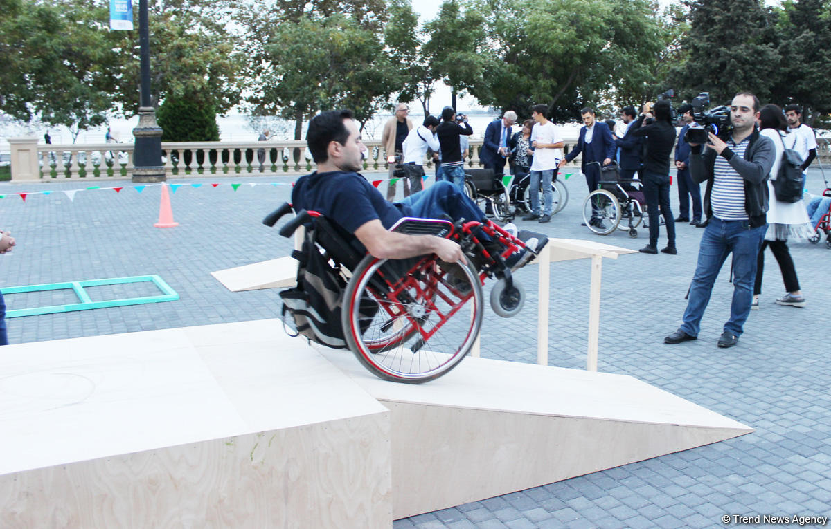 Почувствуй себя в инвалидной коляске – в Баку прошла необычная акция (ФОТО)