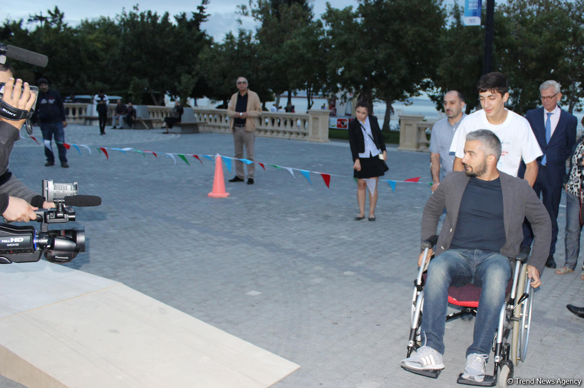 Почувствуй себя в инвалидной коляске – в Баку прошла необычная акция (ФОТО)