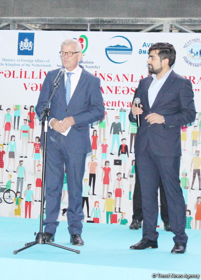 Почувствуй себя в инвалидной коляске – в Баку прошла необычная акция (ФОТО)