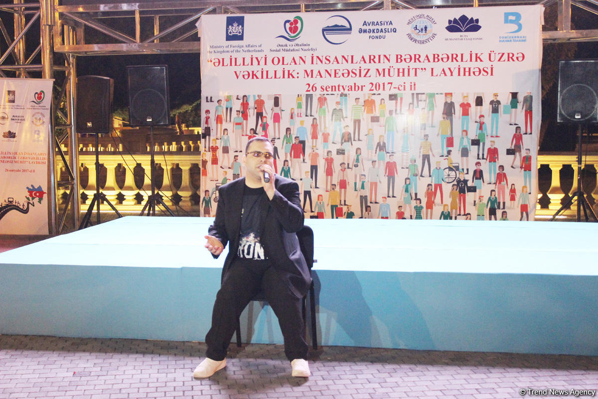 Почувствуй себя в инвалидной коляске – в Баку прошла необычная акция (ФОТО)