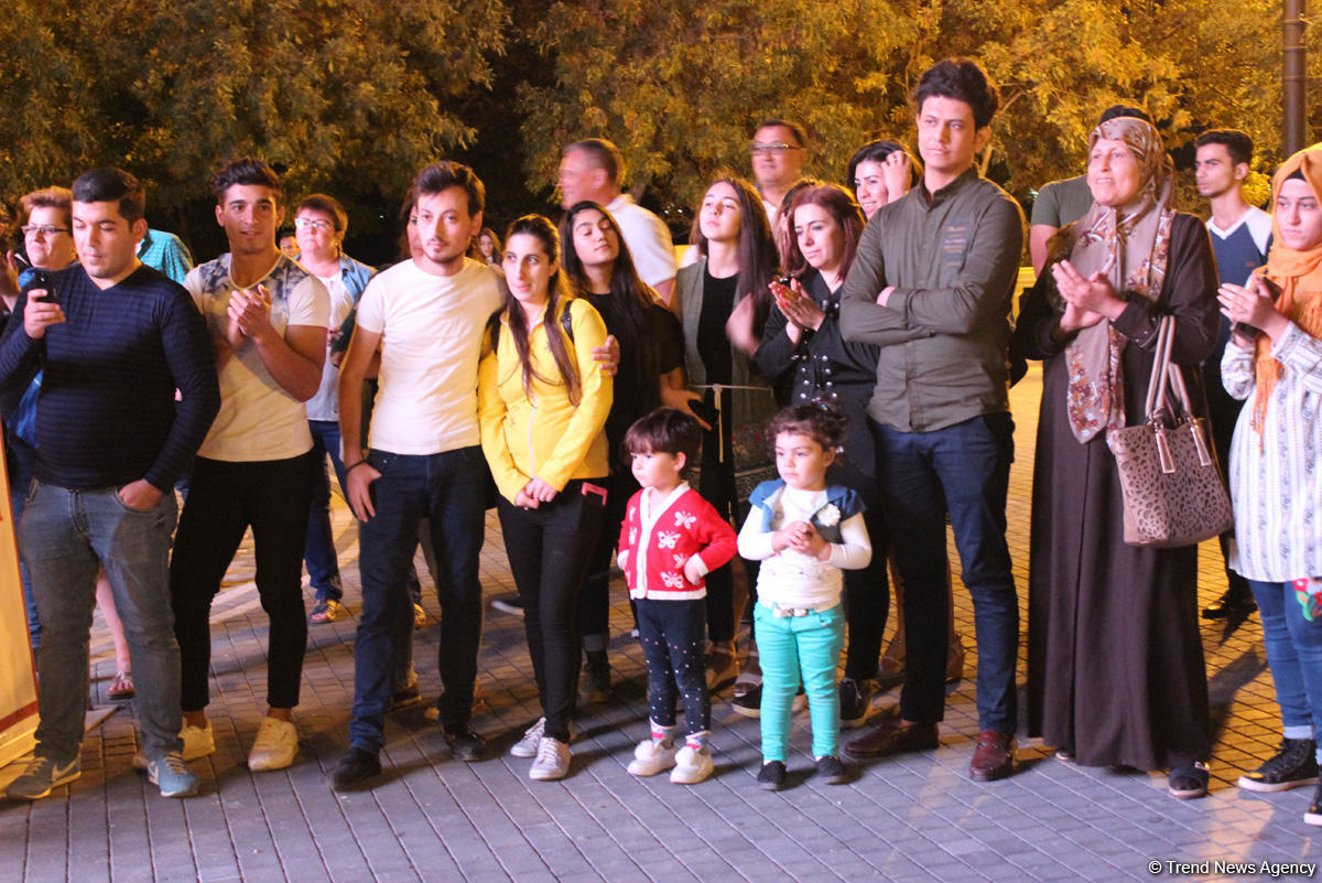 Почувствуй себя в инвалидной коляске – в Баку прошла необычная акция (ФОТО)