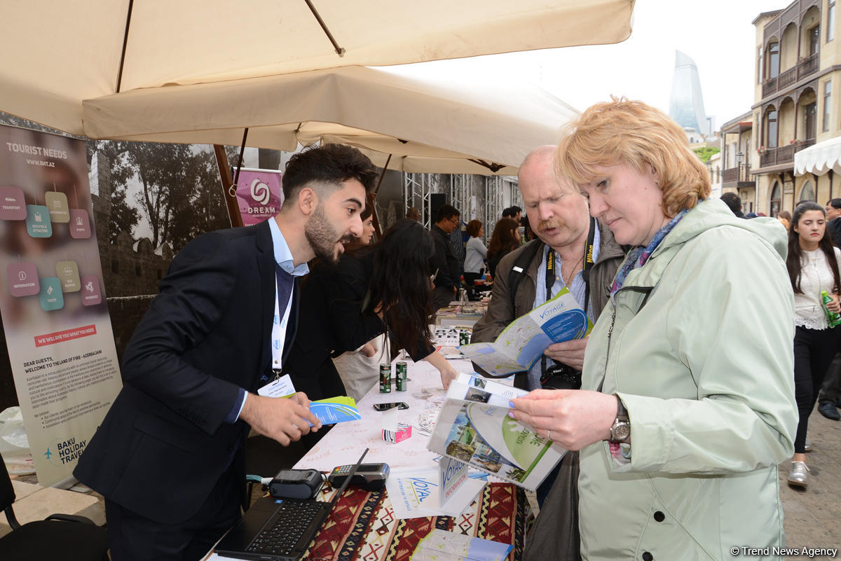 Это праздник каждого, кто хоть раз ощутил себя путешественником – фестиваль в Баку (ФОТО)