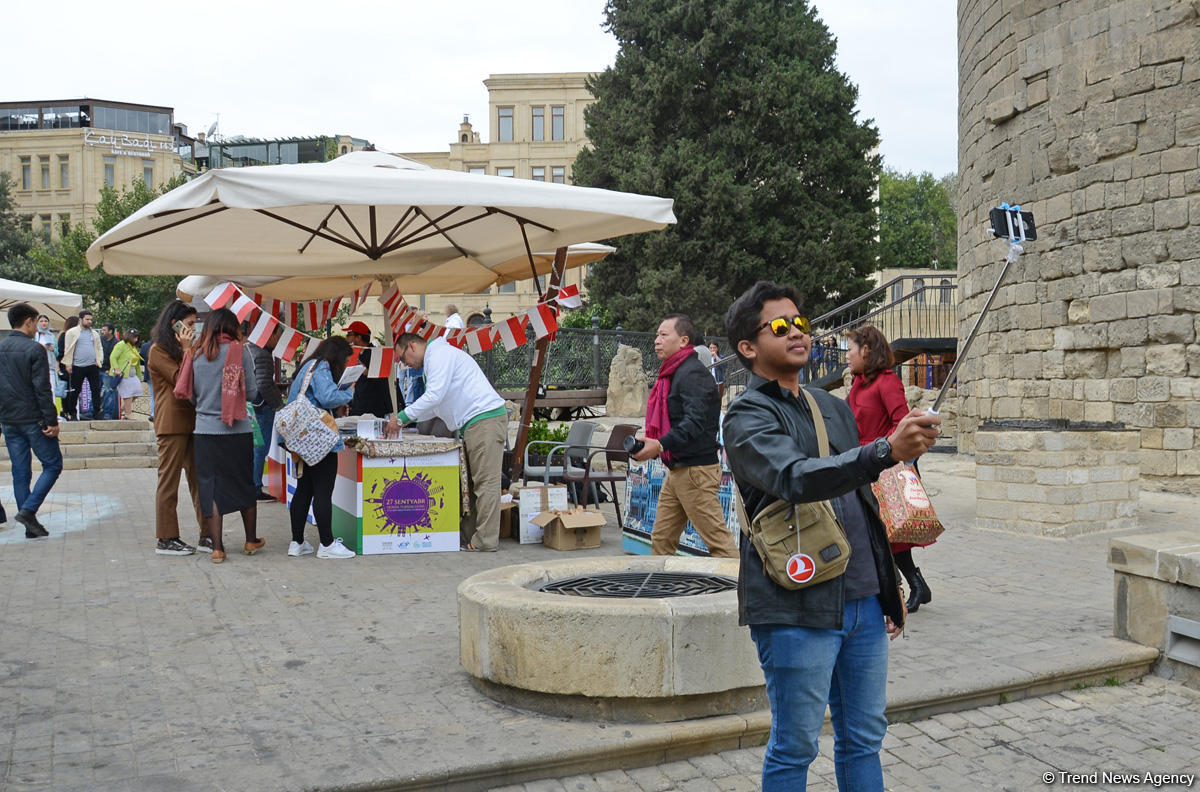 Это праздник каждого, кто хоть раз ощутил себя путешественником – фестиваль в Баку (ФОТО)