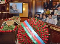 В Баку состоялась церемония прощания с Лютфи Заде (ФОТО)