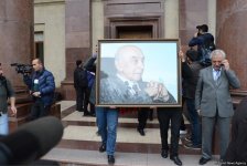 В Баку состоялась церемония прощания с Лютфи Заде (ФОТО)