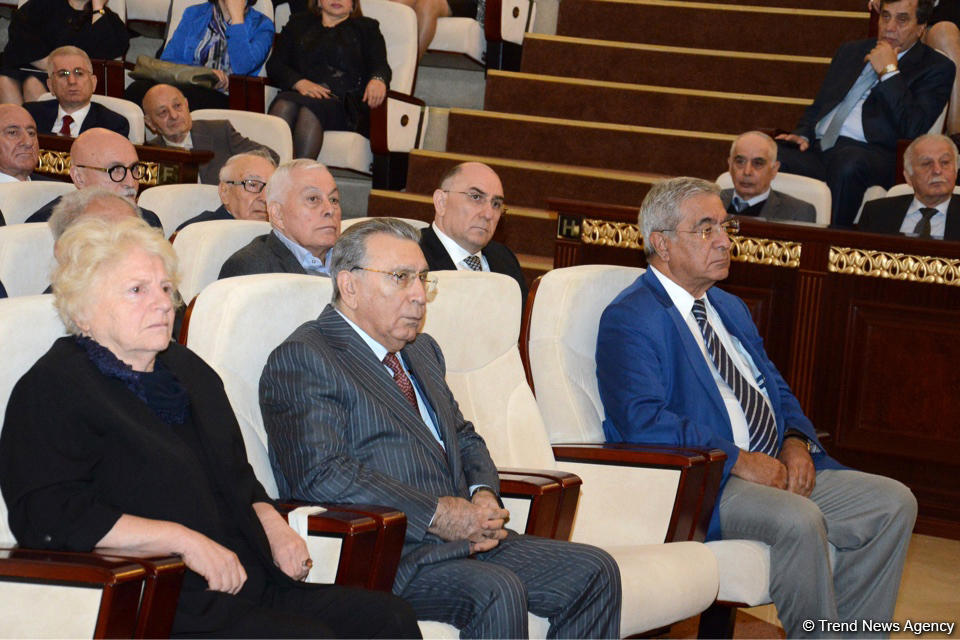 В Баку состоялась церемония прощания с Лютфи Заде (ФОТО)