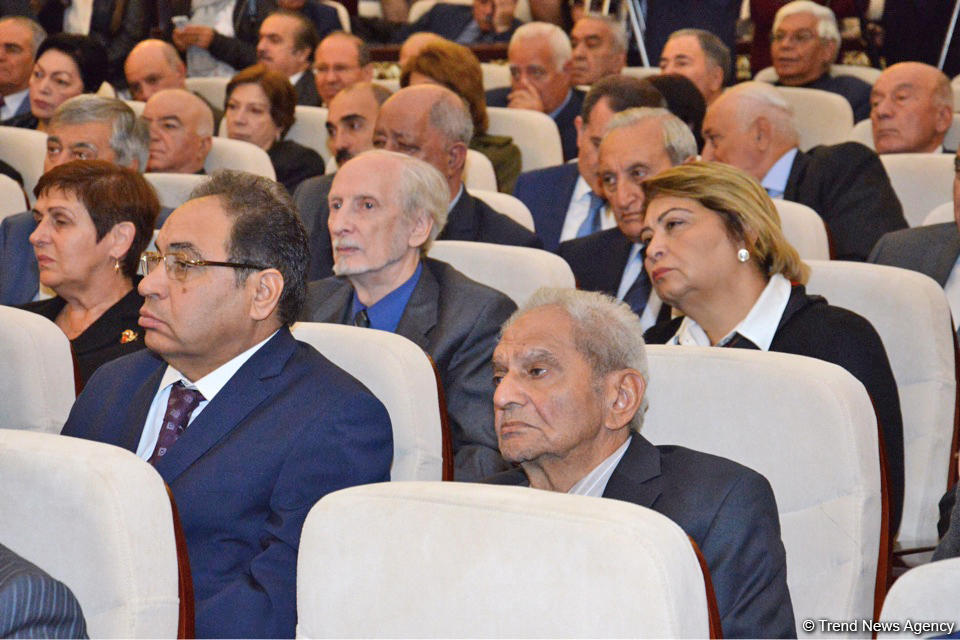 В Баку состоялась церемония прощания с Лютфи Заде (ФОТО)