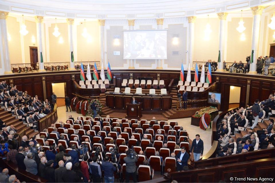 В Баку состоялась церемония прощания с Лютфи Заде (ФОТО)