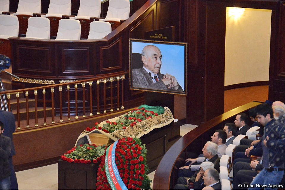 В Баку состоялась церемония прощания с Лютфи Заде (ФОТО)