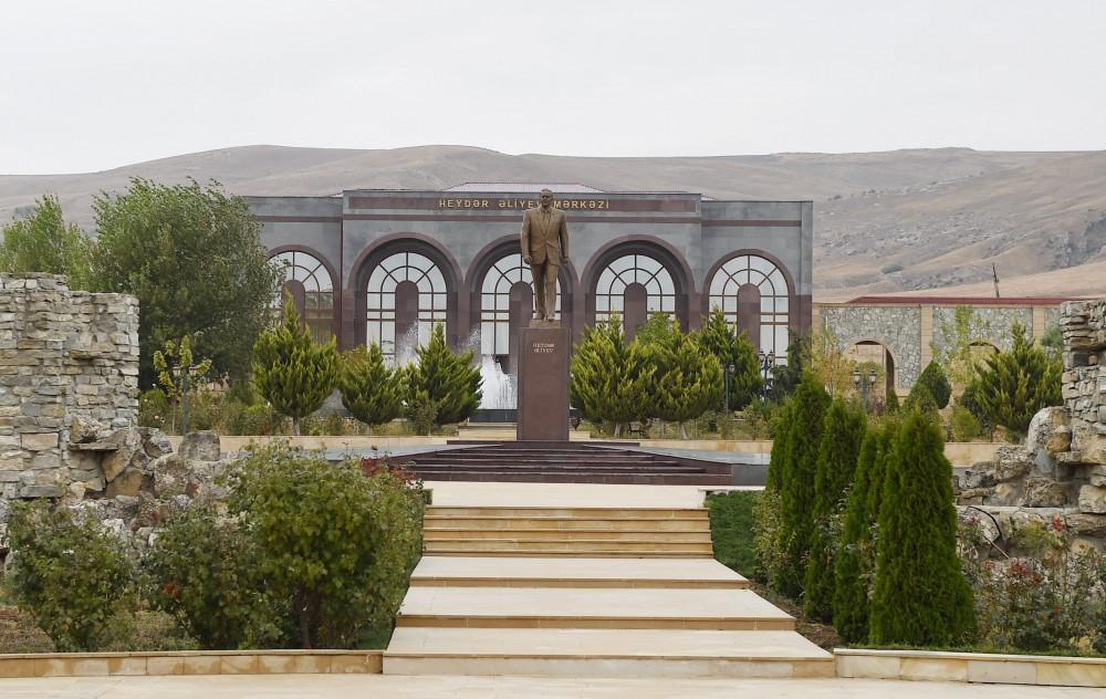 Президент Азербайджана прибыл в Гобустанский район (ФОТО)