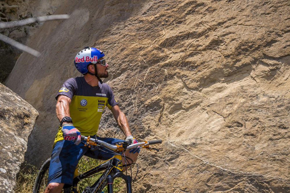 "Край быков": на велосипеде по Гобустану (ФОТО, ВИДЕО)