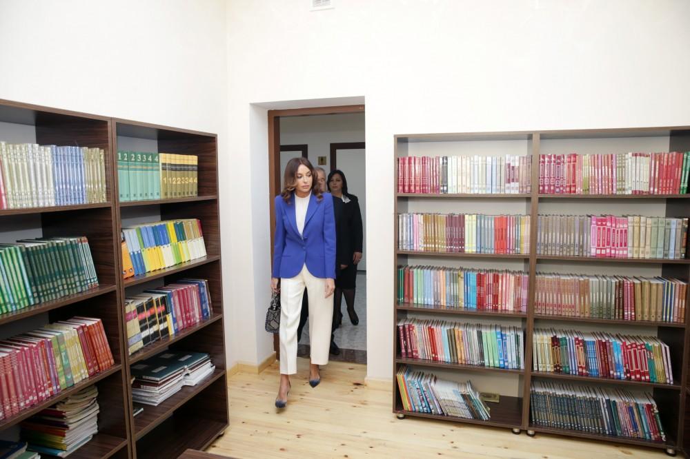 Первый вице-президент Мехрибан Алиева ознакомилась с условиями, созданными в новом здании средней школы в поселке Рамана (ФОТО)