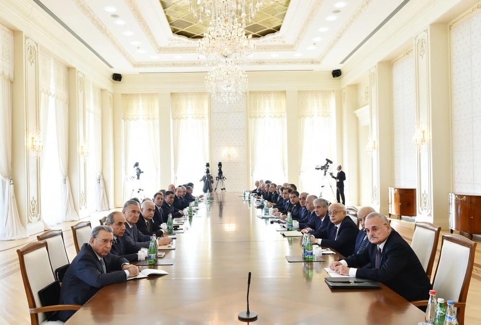 Под председательством Президента Ильхама Алиева состоялось заседание Кабинета министров по итогам социально-экономического развития за 9 месяцев 2017 года и предстоящим задачам (ФОТО)