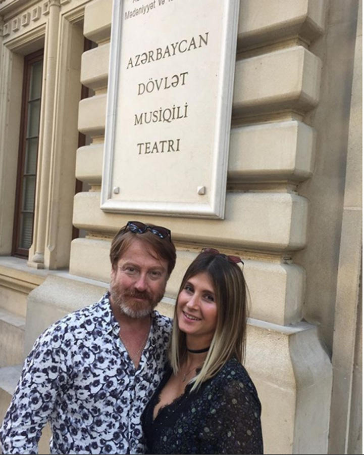 Турецкая звезда сериала "Içerde" приехал в Баку (ФОТО)