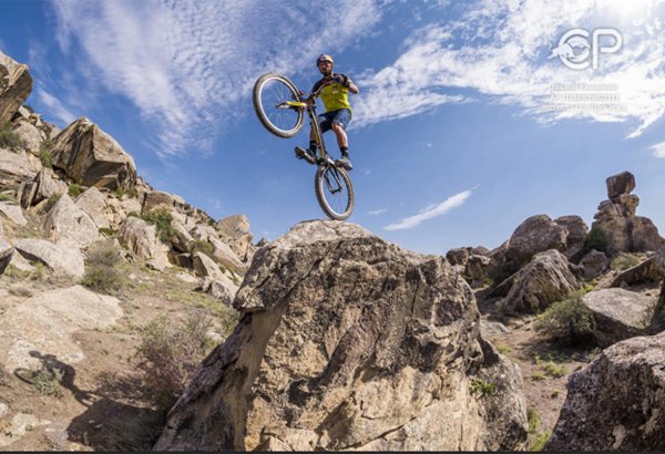 Умопомрачительные трюки мирового рекордсмена Кенни Белэй в Гобустане (ВИДЕО, ФОТО)