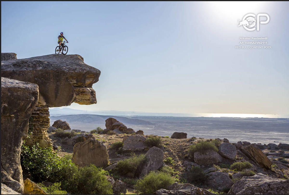 Умопомрачительные трюки мирового рекордсмена Кенни Белэй в Гобустане (ВИДЕО, ФОТО)