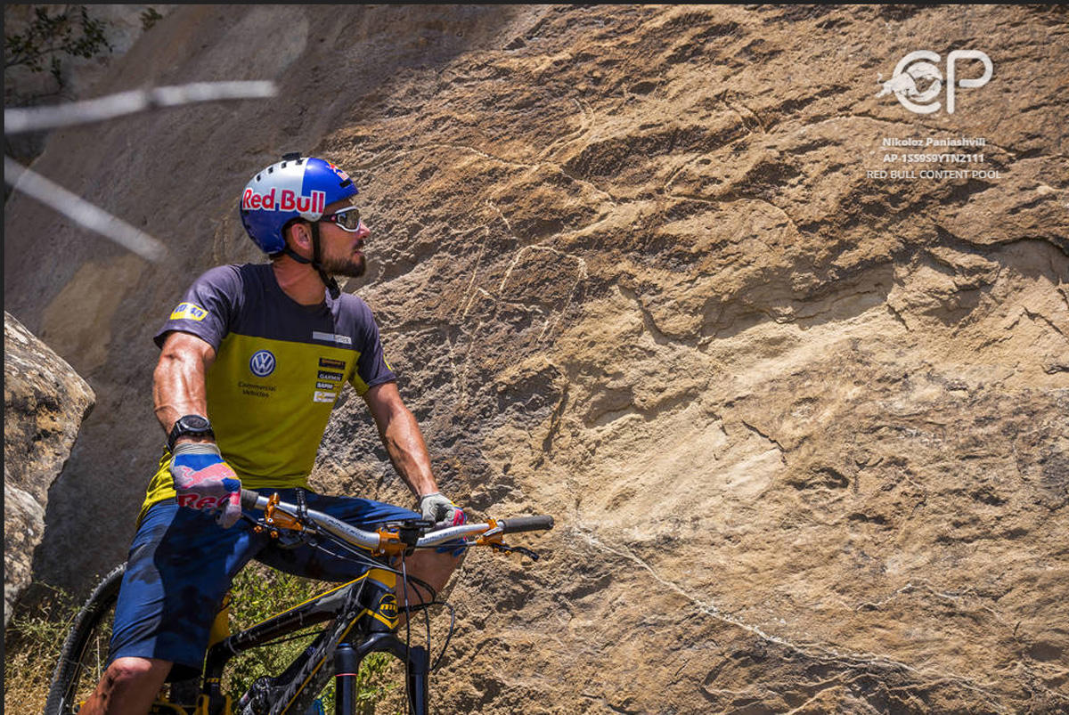 Умопомрачительные трюки мирового рекордсмена Кенни Белэй в Гобустане (ВИДЕО, ФОТО)