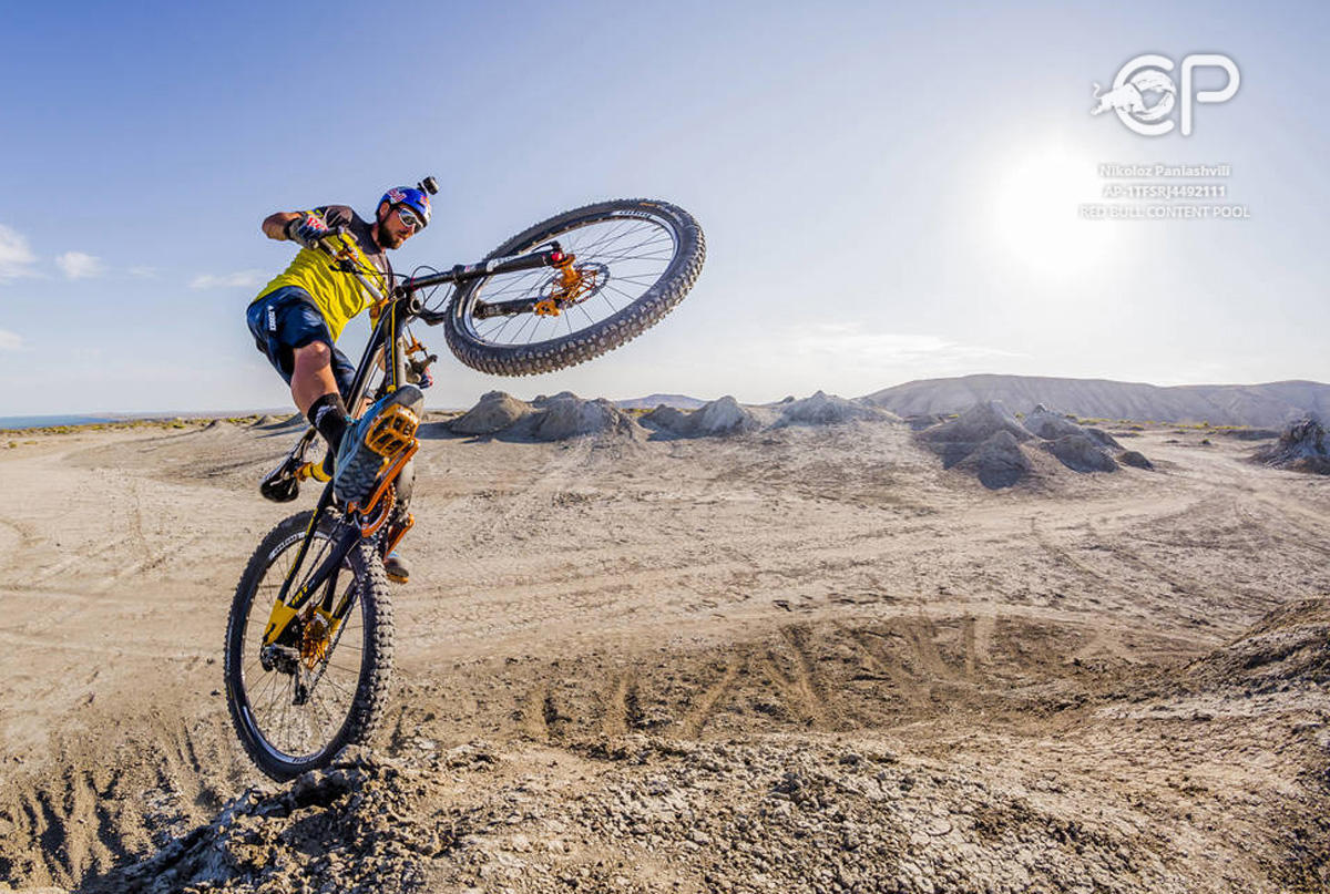 Умопомрачительные трюки мирового рекордсмена Кенни Белэй в Гобустане (ВИДЕО, ФОТО)