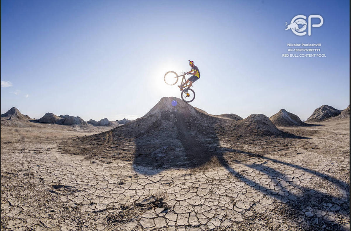 Умопомрачительные трюки мирового рекордсмена Кенни Белэй в Гобустане (ВИДЕО, ФОТО)