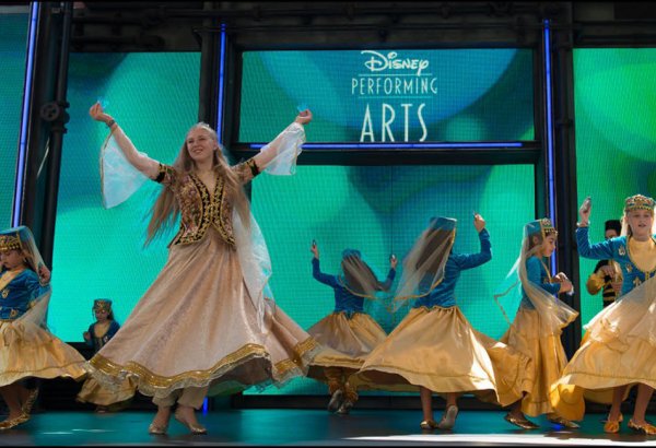 Группа "Azeri Calgary Stars" выступила в Диснейленде (ФОТО)