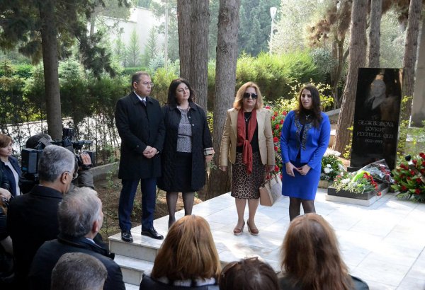 В Баку почтили память народной артистки Азербайджана Шовкет Алекперовой (ФОТО)