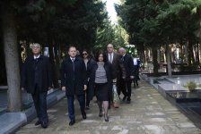 В Баку почтили память народной артистки Азербайджана Шовкет Алекперовой (ФОТО)