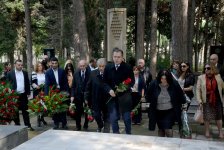 В Баку почтили память народной артистки Азербайджана Шовкет Алекперовой (ФОТО)