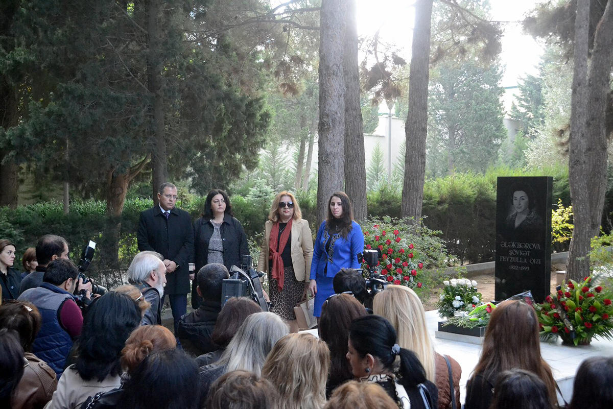 В Баку почтили память народной артистки Азербайджана Шовкет Алекперовой (ФОТО)