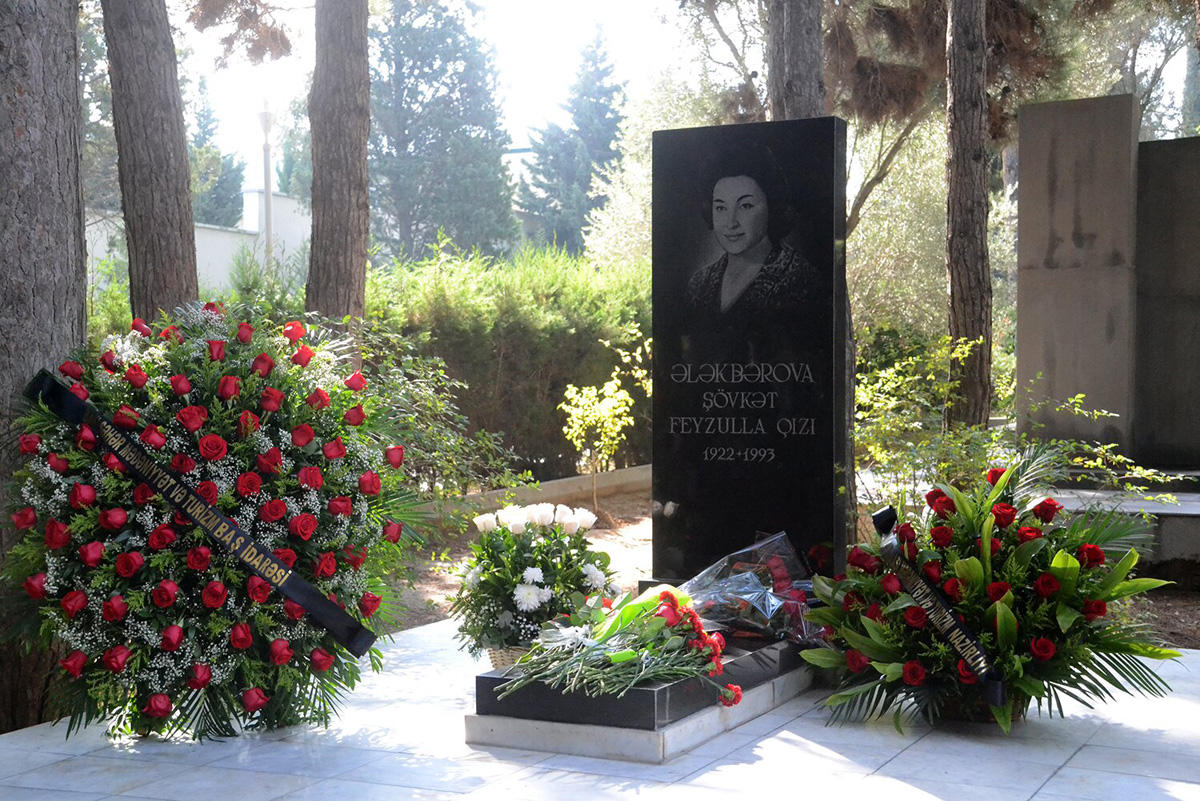 В Баку почтили память народной артистки Азербайджана Шовкет Алекперовой (ФОТО)