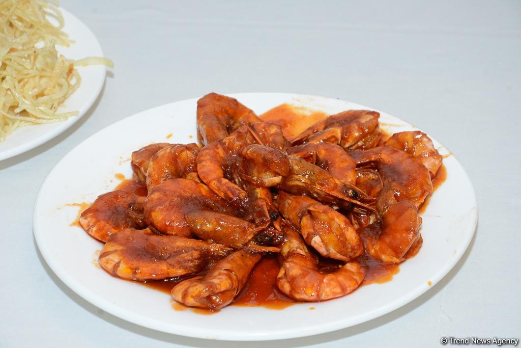 В Баку представили несколько видов древнего блюда национальной кухни фисинджан (ФОТО)