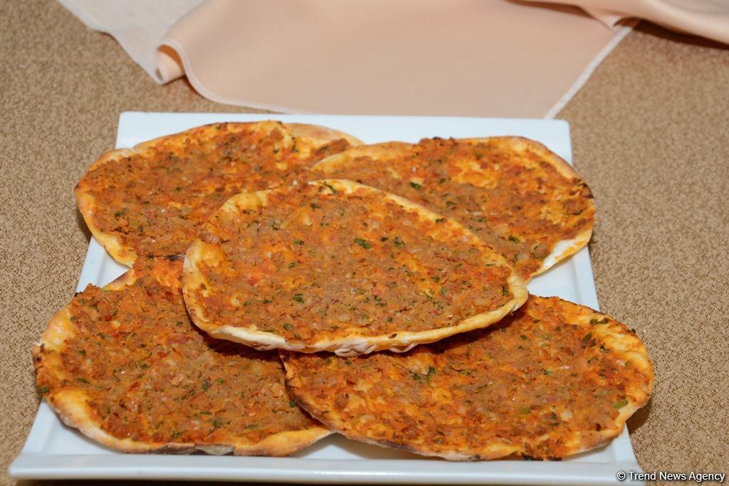 В Баку представили несколько видов древнего блюда национальной кухни фисинджан (ФОТО)