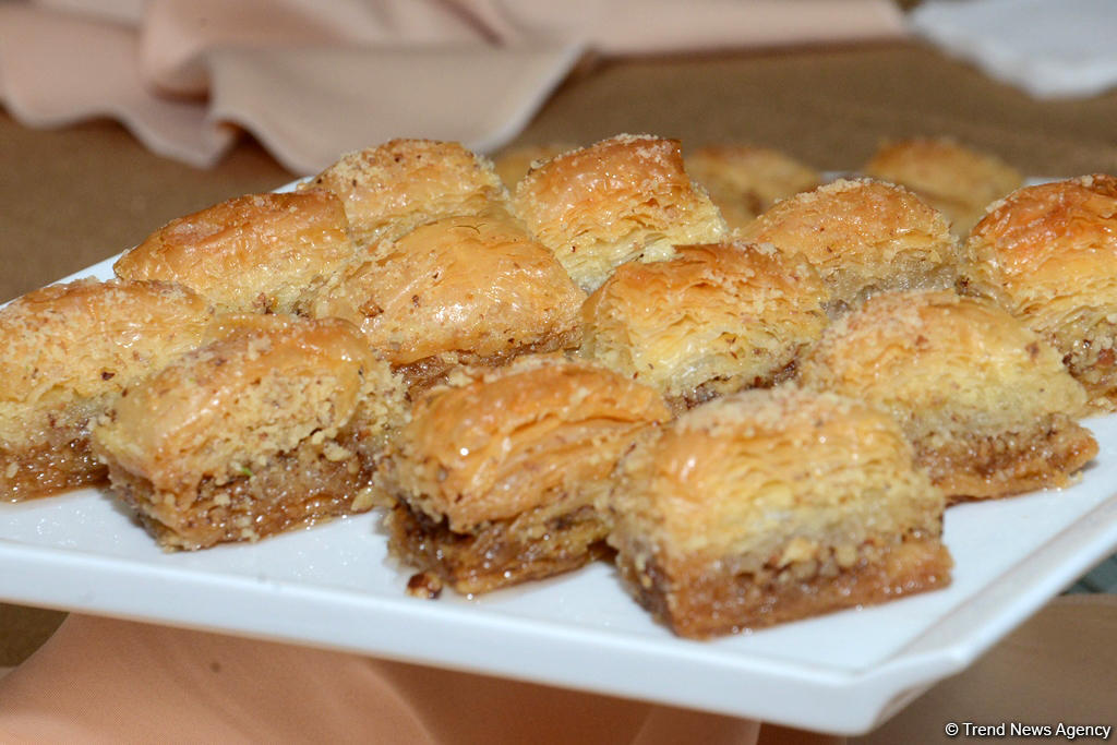 В Баку представили несколько видов древнего блюда национальной кухни фисинджан (ФОТО)