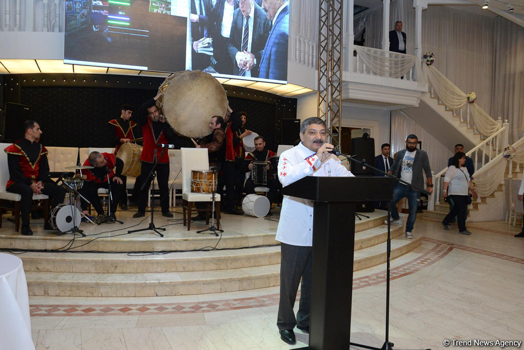 В Баку представили несколько видов древнего блюда национальной кухни фисинджан (ФОТО)