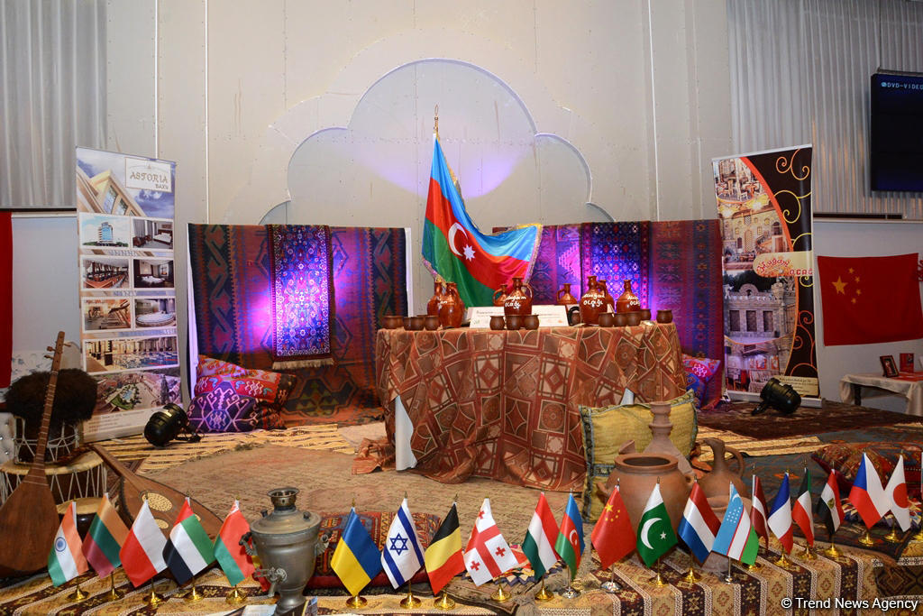 В Баку представили несколько видов древнего блюда национальной кухни фисинджан (ФОТО)