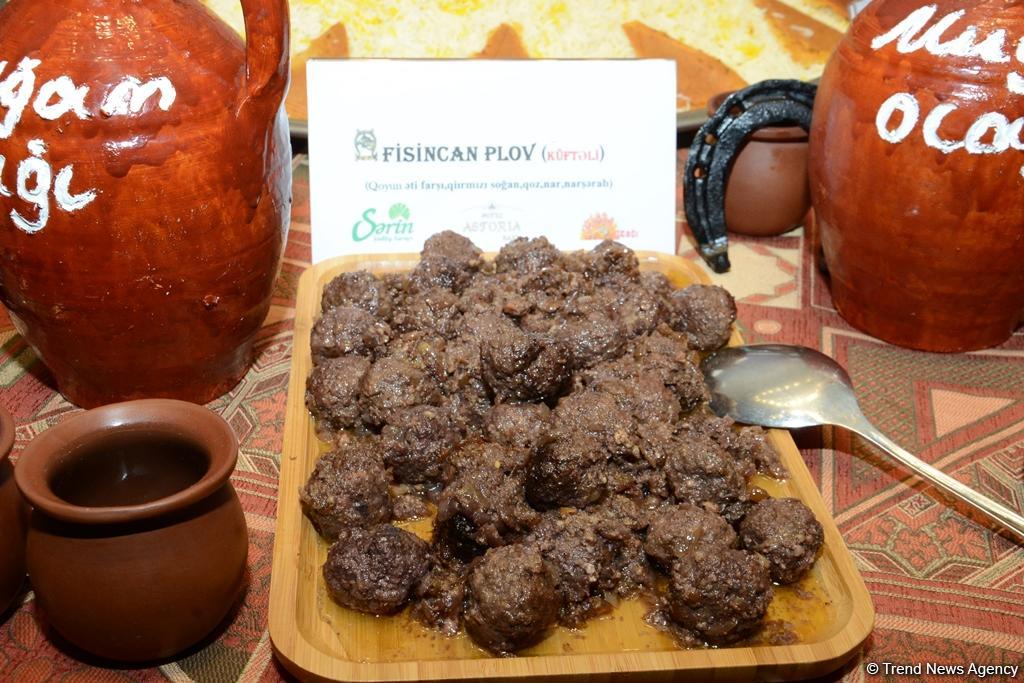 В Баку представили несколько видов древнего блюда национальной кухни фисинджан (ФОТО)