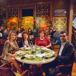 Ужин в бакинском ресторане в окружении красочных произведений искусств (ФОТО)